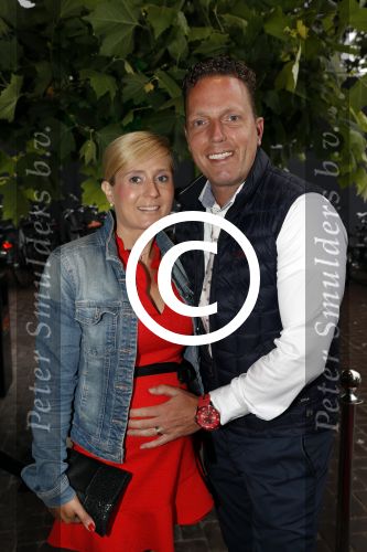 Hilversum 11 juli 2017
Premiere war of the planet of the apes in bioscoop Hilversum. Rob Geus met zijn zwangere vrouw