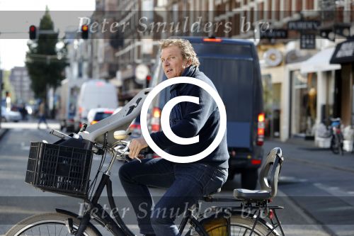 Amsterdam 15 september 2017 
Robert ten Brink op fiets met kinderzitje