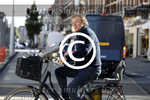 Amsterdam 15 september 2017 
Robert ten Brink op fiets met kinderzitje