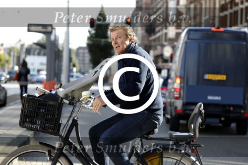 Amsterdam 15 september 2017 
Robert ten Brink op fiets met kinderzitje