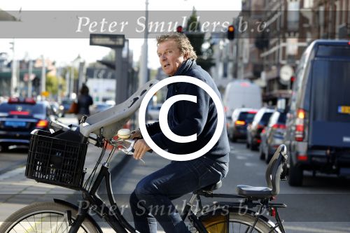 Amsterdam 15 september 2017 
Robert ten Brink op fiets met kinderzitje