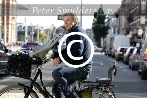 Amsterdam 15 september 2017 
Robert ten Brink op fiets met kinderzitje