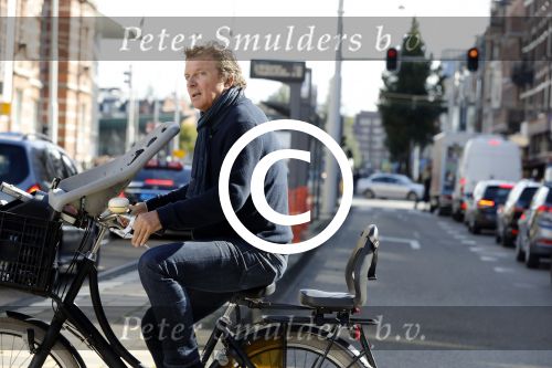 Amsterdam 15 september 2017 
Robert ten Brink op fiets met kinderzitje
