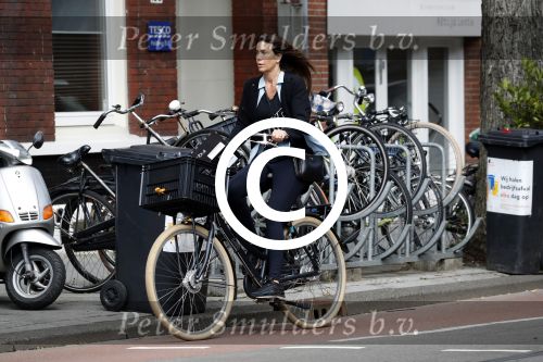 Amsterdam 7 september 2017 
Robine v d Meer met dochter op de fiets in amsterdam