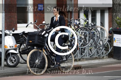 Amsterdam 7 september 2017 
Robine v d Meer met dochter op de fiets in amsterdam