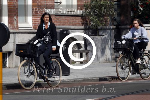 Amsterdam 7 september 2017 
Robine v d Meer met dochter op de fiets in amsterdam