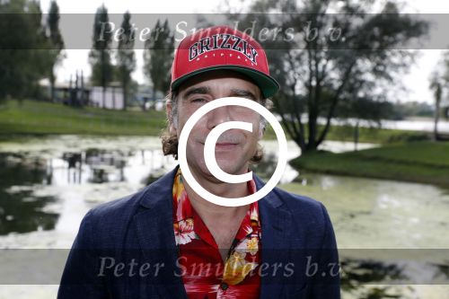 Eiland van Maurik 4 september 2017
Groepsfoto met Nicolette Kluijver en Dennis Weening met Marieke Elsinga, Anouk Hoogendijk, Roeland Fernhout, Niels Gomperts, Carolina Dijkhuizen, Henk Poort, Joelle Witschge, Richard Witschge, Shelly Sterk, Soundos El Ahmadi, Danny Froger, Kaj Gorgels, Nicole Buch en Brace. tijdens de persviewing van Expeditie Robinson 2017 op het Eiland van Maurik