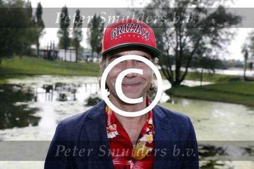 Eiland van Maurik 4 september 2017
Groepsfoto met Nicolette Kluijver en Dennis Weening met Marieke Elsinga, Anouk Hoogendijk, Roeland Fernhout, Niels Gomperts, Carolina Dijkhuizen, Henk Poort, Joelle Witschge, Richard Witschge, Shelly Sterk, Soundos El Ahmadi, Danny Froger, Kaj Gorgels, Nicole Buch en Brace. tijdens de persviewing van Expeditie Robinson 2017 op het Eiland van Maurik