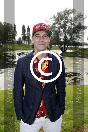 Eiland van Maurik 4 september 2017
Groepsfoto met Nicolette Kluijver en Dennis Weening met Marieke Elsinga, Anouk Hoogendijk, Roeland Fernhout, Niels Gomperts, Carolina Dijkhuizen, Henk Poort, Joelle Witschge, Richard Witschge, Shelly Sterk, Soundos El Ahmadi, Danny Froger, Kaj Gorgels, Nicole Buch en Brace. tijdens de persviewing van Expeditie Robinson 2017 op het Eiland van Maurik