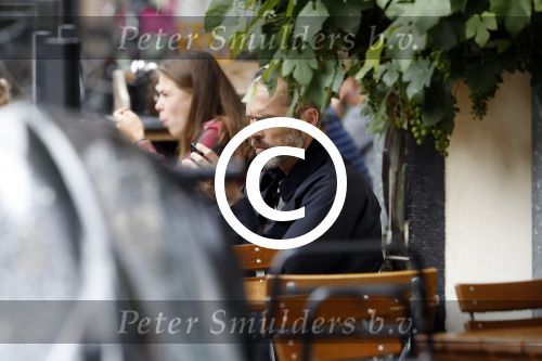 Amsterdam 12 juli 2017
Rolf Snieren op terras met zijn mobiel.