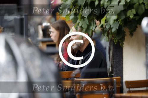 Amsterdam 12 juli 2017
Rolf Snieren op terras met zijn mobiel.