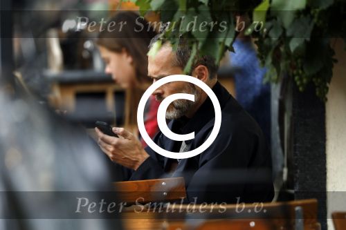 Amsterdam 12 juli 2017
Rolf Snieren op terras met zijn mobiel.