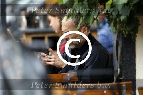 Amsterdam 12 juli 2017
Rolf Snieren op terras met zijn mobiel.