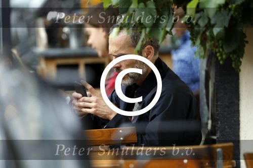 Amsterdam 12 juli 2017
Rolf Snieren op terras met zijn mobiel.