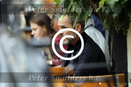 Amsterdam 12 juli 2017
Rolf Snieren op terras met zijn mobiel.