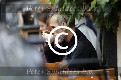 Amsterdam 12 juli 2017
Rolf Snieren op terras met zijn mobiel.