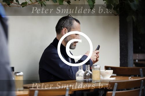 Amsterdam 12 juli 2017
Rolf Snieren op terras met zijn mobiel.