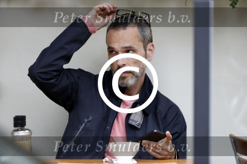 Amsterdam 12 juli 2017
Rolf Snieren op terras met zijn mobiel.