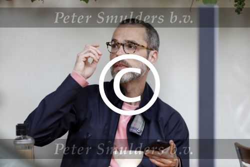 Amsterdam 12 juli 2017
Rolf Snieren op terras met zijn mobiel.