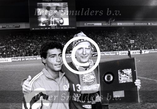 Eindhoven 1990
Romario en Peter Koelewijn met een singlle Ja daar is Romario Samba Souza