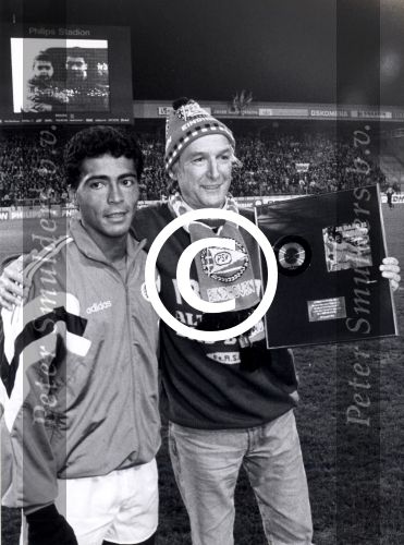 Eindhoven 1990
Romario en Peter Koelewijn met een singlle Ja daar is Romario Samba Souza