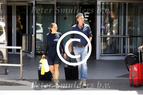 ibiza 27 juli 2017
Rutger castricum met zijn vrouw op het vliegveld van ibiza.