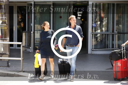 ibiza 27 juli 2017
Rutger castricum met zijn vrouw op het vliegveld van ibiza.