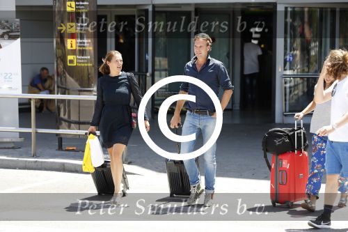 ibiza 27 juli 2017
Rutger castricum met zijn vrouw op het vliegveld van ibiza.