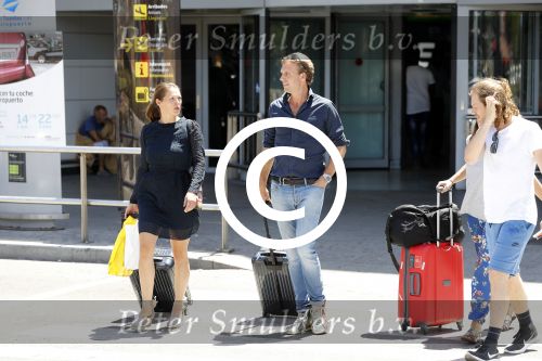 ibiza 27 juli 2017
Rutger castricum met zijn vrouw op het vliegveld van ibiza.