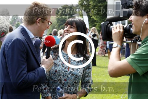 Warmond 7 juli 2017
Koninklijk fotouurtje in Warmond . Koning Willem Alexander Koningin Maxima prionses Amalia Ariane en Alexia komen aanvaren met een sloep. Jair Ferwerda  en Sandra Schuurhof