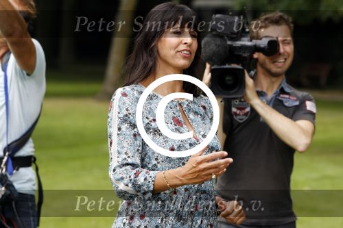 Warmond 7 juli 2017
Koninklijk fotouurtje in Warmond . Koning Willem Alexander Koningin Maxima prionses Amalia Ariane en Alexia komen aanvaren met een sloep. Sandra Schuurhof met cameraman