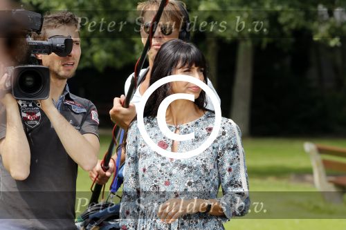 Warmond 7 juli 2017
Koninklijk fotouurtje in Warmond . Koning Willem Alexander Koningin Maxima prionses Amalia Ariane en Alexia komen aanvaren met een sloep. Sandra Schuurhof met cameraman