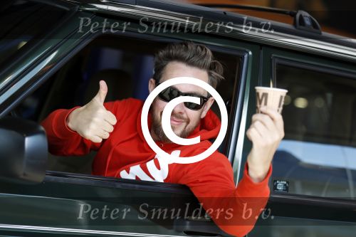 Amsterdam 3 juli 2017 
Selwyn Senatori met kopje koffie in zijn auto