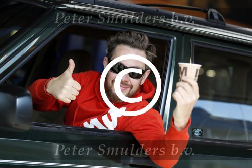 Amsterdam 3 juli 2017 
Selwyn Senatori met kopje koffie in zijn auto