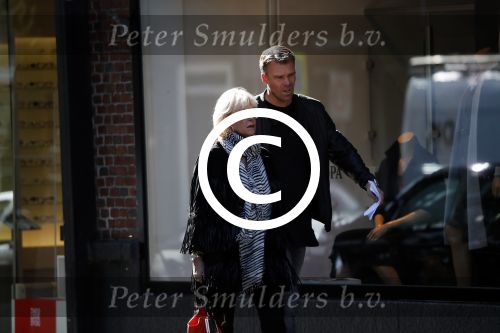 Amsterdam 15 september 2017 
Sheila de Vries met zoon op straat in amsterdam zuid
