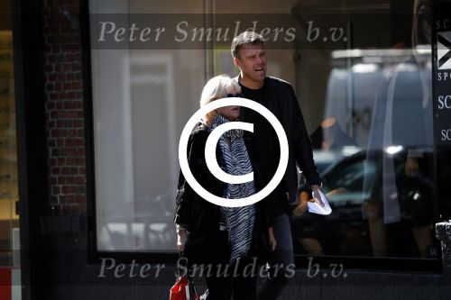 Amsterdam 15 september 2017 
Sheila de Vries met zoon op straat in amsterdam zuid