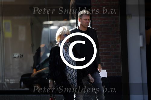 Amsterdam 15 september 2017 
Sheila de Vries met zoon op straat in amsterdam zuid