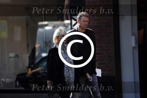 Amsterdam 15 september 2017 
Sheila de Vries met zoon op straat in amsterdam zuid