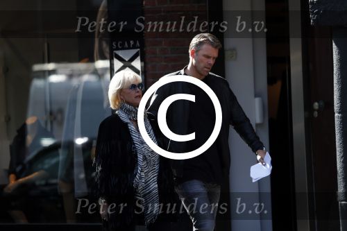 Amsterdam 15 september 2017 
Sheila de Vries met zoon op straat in amsterdam zuid