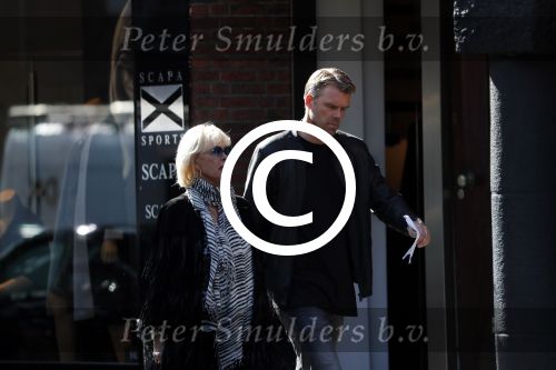 Amsterdam 15 september 2017 
Sheila de Vries met zoon op straat in amsterdam zuid