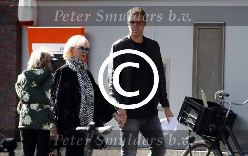Amsterdam 15 september 2017 
Sheila de Vries met zoon op straat in amsterdam zuid