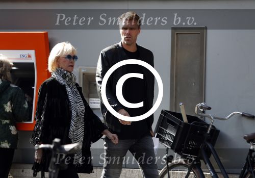 Amsterdam 15 september 2017 
Sheila de Vries met zoon op straat in amsterdam zuid