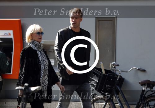Amsterdam 15 september 2017 
Sheila de Vries met zoon op straat in amsterdam zuid