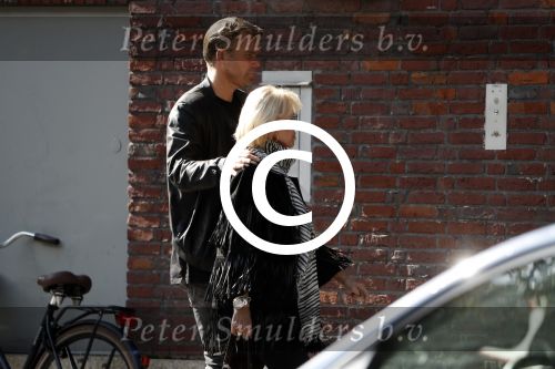 Amsterdam 15 september 2017 
Sheila de Vries met zoon op straat in amsterdam zuid