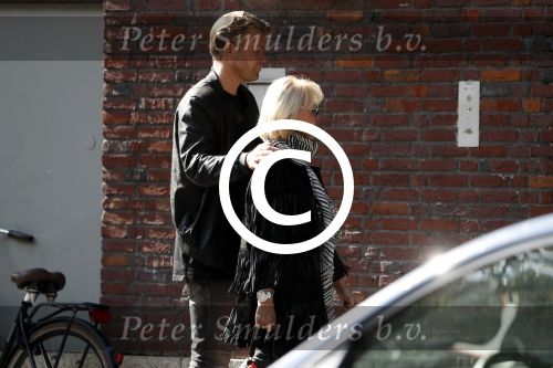 Amsterdam 15 september 2017 
Sheila de Vries met zoon op straat in amsterdam zuid