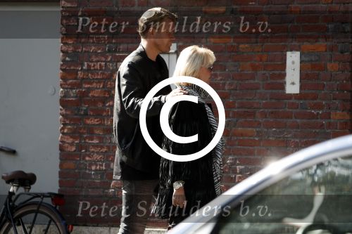 Amsterdam 15 september 2017 
Sheila de Vries met zoon op straat in amsterdam zuid