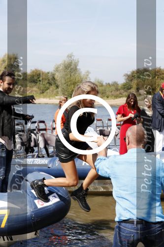 Eiland van Maurik 4 september 2017
Groepsfoto met Nicolette Kluijver en Dennis Weening met Marieke Elsinga, Anouk Hoogendijk, Roeland Fernhout, Niels Gomperts, Carolina Dijkhuizen, Henk Poort, Joelle Witschge, Richard Witschge, Shelly Sterk, Soundos El Ahmadi, Danny Froger, Kaj Gorgels, Nicole Buch en Brace. tijdens de persviewing van Expeditie Robinson 2017 op het Eiland van Maurik
