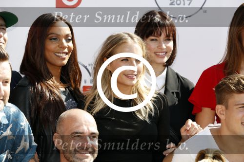 Eiland van Maurik 4 september 2017
Groepsfoto met Nicolette Kluijver en Dennis Weening met Marieke Elsinga, Anouk Hoogendijk, Roeland Fernhout, Niels Gomperts, Carolina Dijkhuizen, Henk Poort, Joelle Witschge, Richard Witschge, Shelly Sterk, Soundos El Ahmadi, Danny Froger, Kaj Gorgels, Nicole Buch en Brace. tijdens de persviewing van Expeditie Robinson 2017 op het Eiland van Maurik