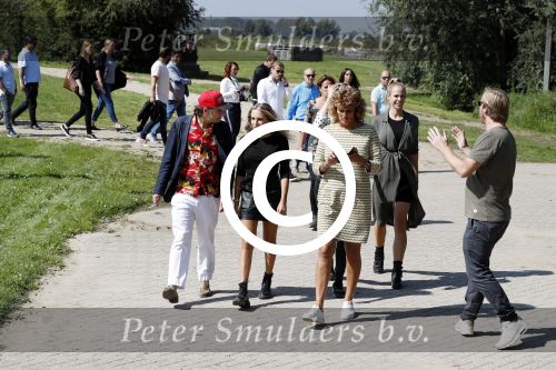 Eiland van Maurik 4 september 2017
Groepsfoto met Nicolette Kluijver en Dennis Weening met Marieke Elsinga, Anouk Hoogendijk, Roeland Fernhout, Niels Gomperts, Carolina Dijkhuizen, Henk Poort, Joelle Witschge, Richard Witschge, Shelly Sterk, Soundos El Ahmadi, Danny Froger, Kaj Gorgels, Nicole Buch en Brace. tijdens de persviewing van Expeditie Robinson 2017 op het Eiland van Maurik