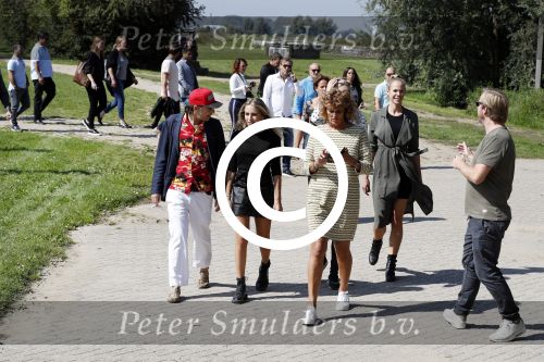 Eiland van Maurik 4 september 2017
Groepsfoto met Nicolette Kluijver en Dennis Weening met Marieke Elsinga, Anouk Hoogendijk, Roeland Fernhout, Niels Gomperts, Carolina Dijkhuizen, Henk Poort, Joelle Witschge, Richard Witschge, Shelly Sterk, Soundos El Ahmadi, Danny Froger, Kaj Gorgels, Nicole Buch en Brace. tijdens de persviewing van Expeditie Robinson 2017 op het Eiland van Maurik